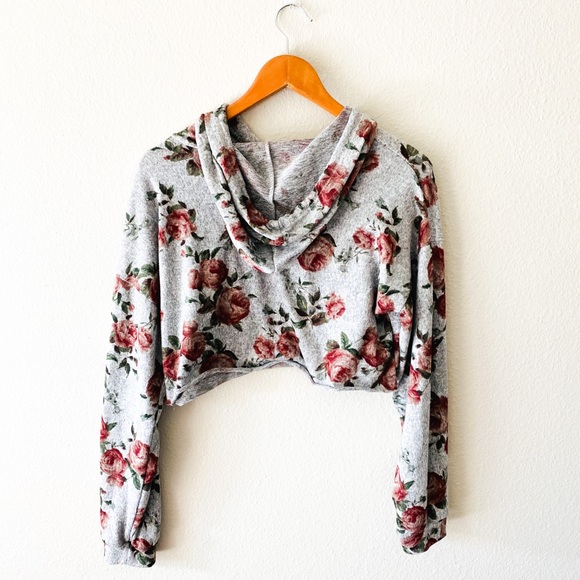 Soft gray rose 🌹 crop top - Picture 6 of 7